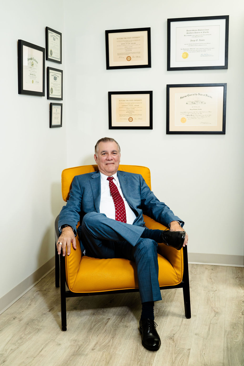 Jorge O. Acosta sentado en la oficina