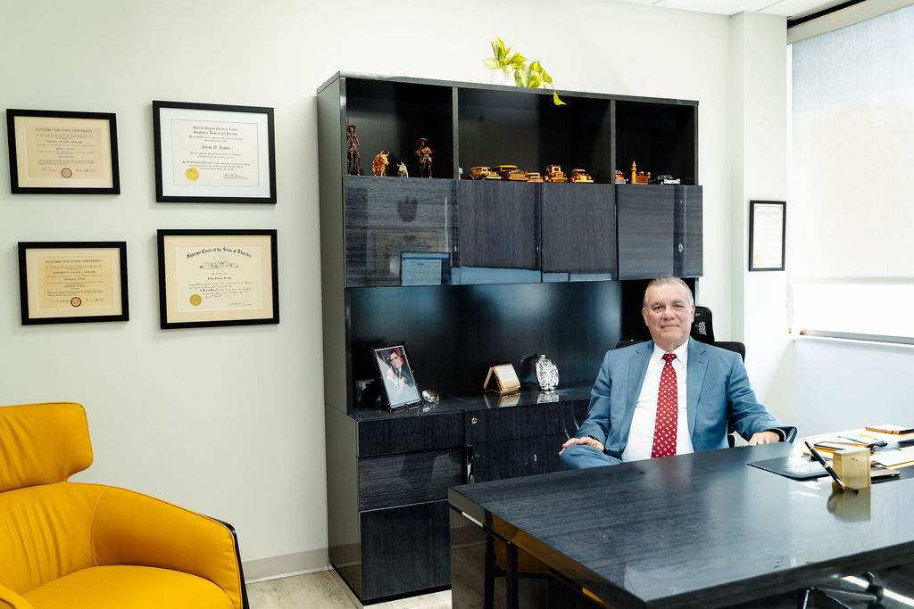 Jorge O. Acosta en oficina profesional