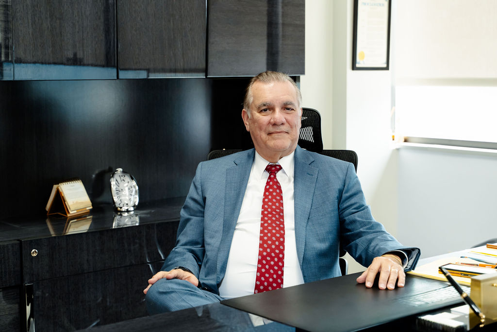 Jorge O. Acosta en su escritorio de trabajo